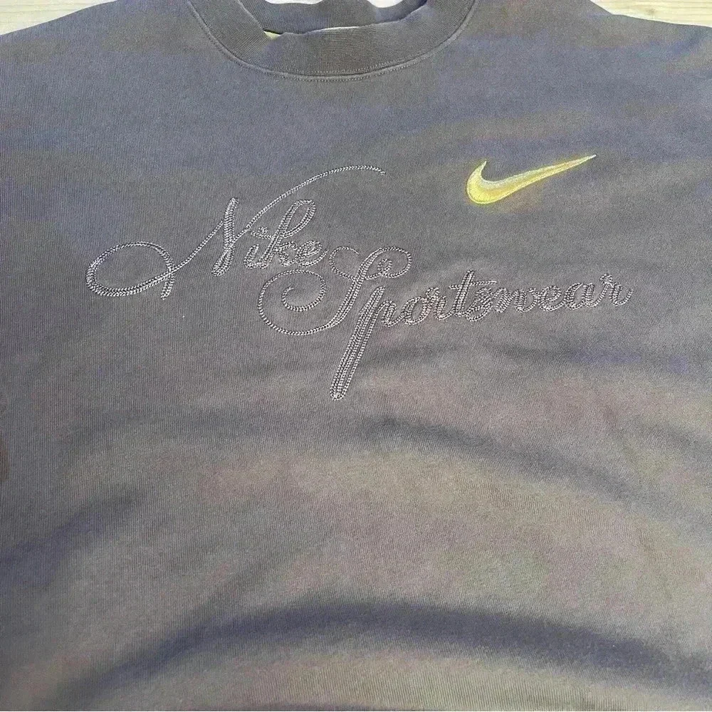 NIKE  Womens Dk Gray crew sweatshirt gold logo embellished top stitch patch Sz M